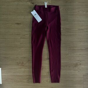 Alo Yoga High-Waist Run It Back 7/8 Legging in Wild Berry size XS- NWT